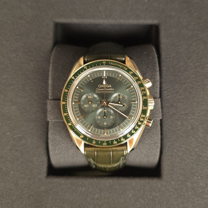 Omega speedmaster 31063425010001 Green yellow Gold brand new 2026