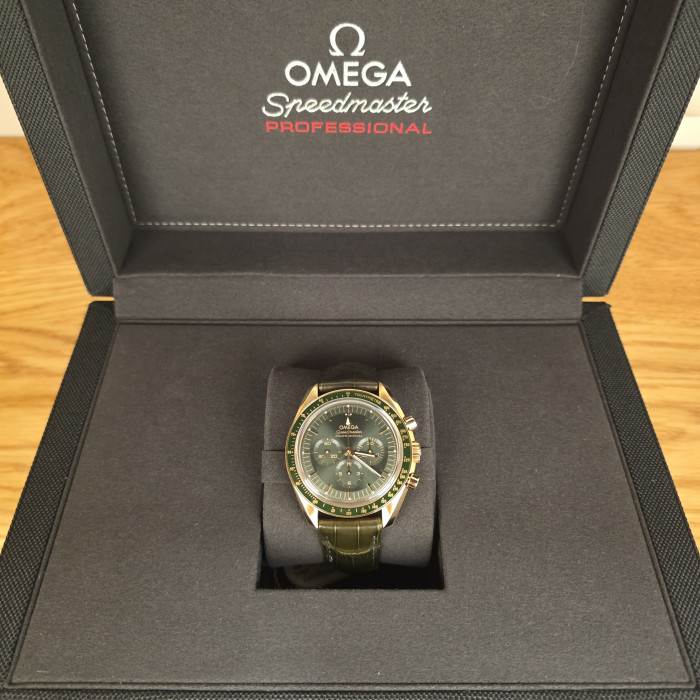 Omega speedmaster 31063425010001 Green yellow Gold brand new 2026