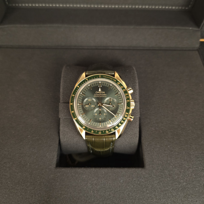 Omega speedmaster 31063425010001 Green yellow Gold brand new 2026