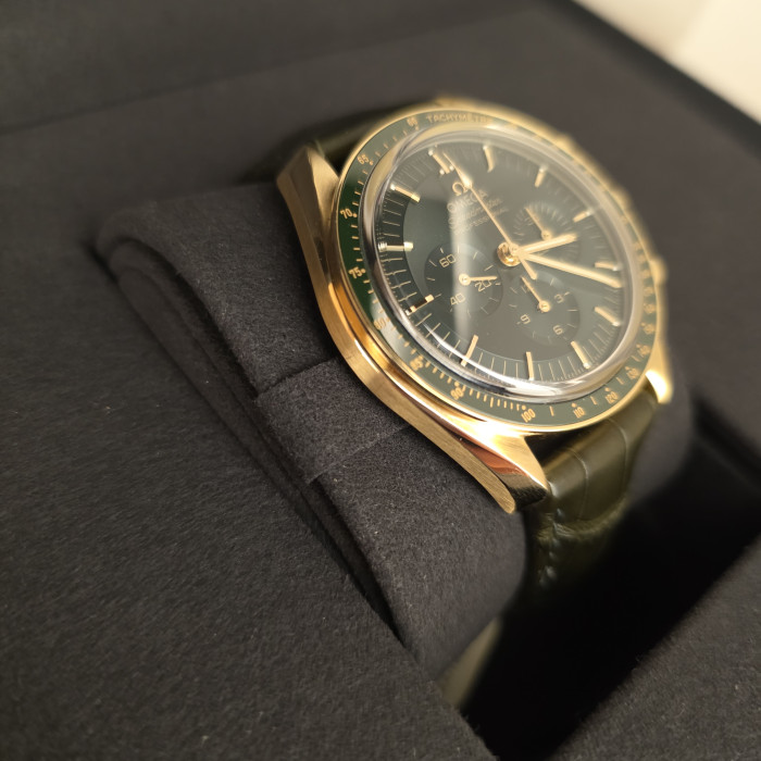 Omega speedmaster 31063425010001 Green yellow Gold brand new 2026