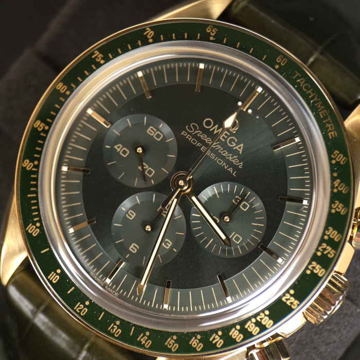 Omega speedmaster 31063425010001 Green yellow Gold brand new 2026