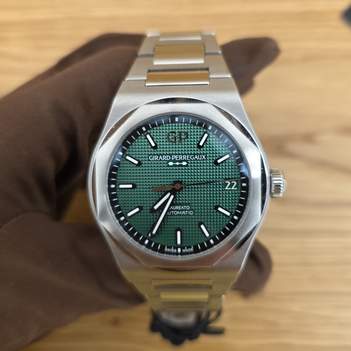 Girard Perregaux Laureato Green Dial 81010-11-3153-1CM Like New