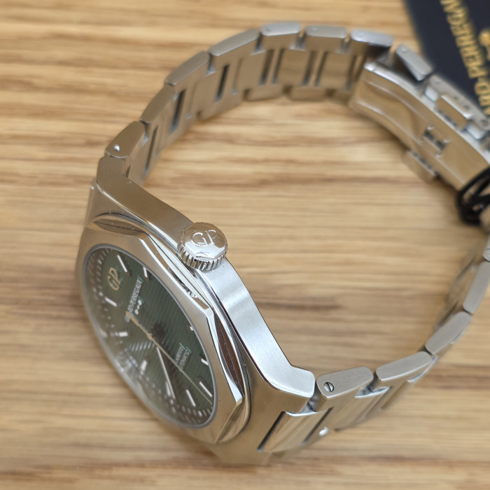 Girard Perregaux Laureato Green Dial 81010-11-3153-1CM Like New